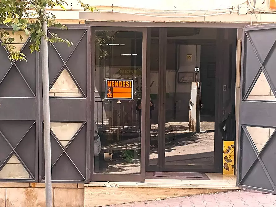 Immagine 10 di Locale commerciale in vendita  in Via Sant'Eremita 27 a Salerno