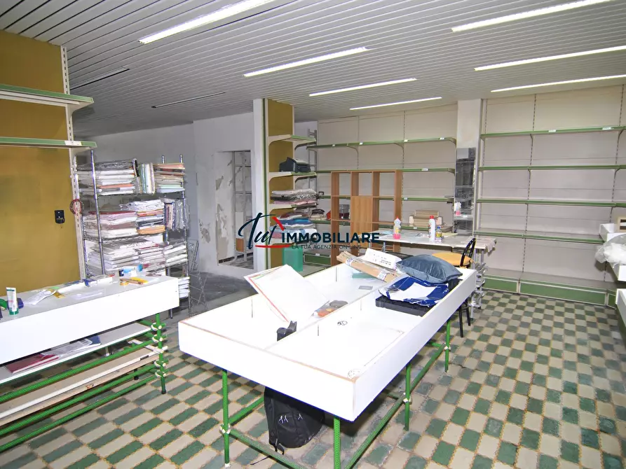 Immagine 13 di Locale commerciale in vendita  in Via del Pettine 5 a Livorno