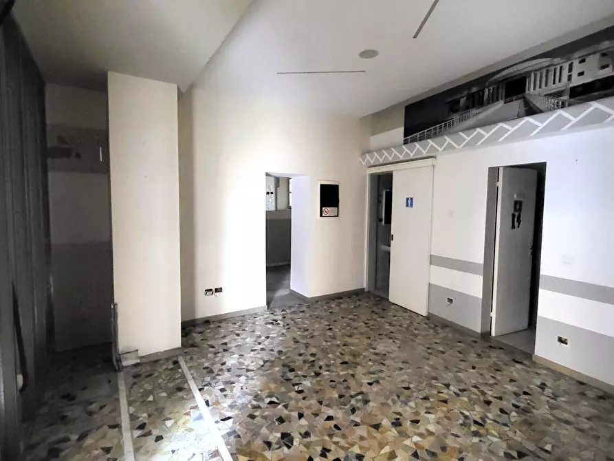 Immagine 5 di Locale commerciale in vendita  a Senigallia