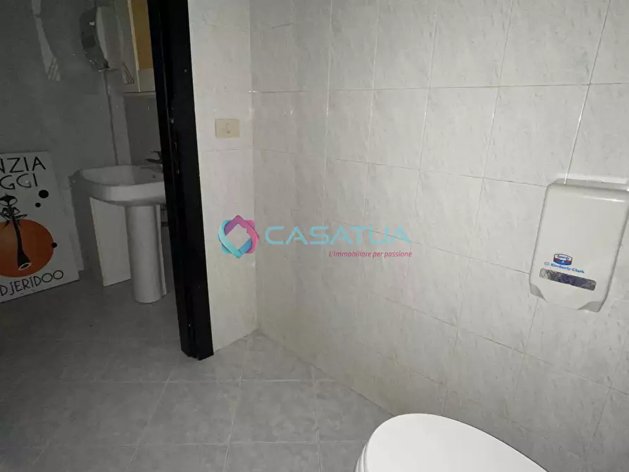 Immagine 9 di Locale commerciale in vendita  a Silvi