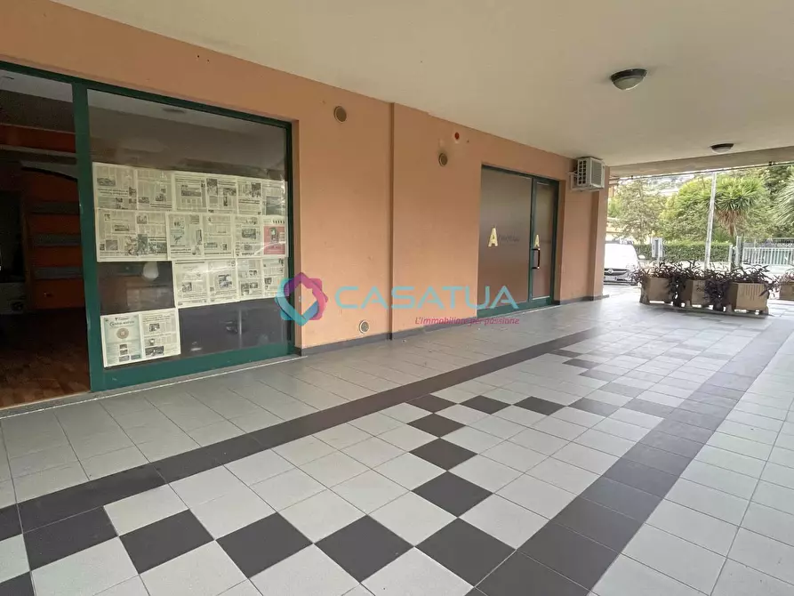 Immagine 10 di Locale commerciale in vendita  a Silvi