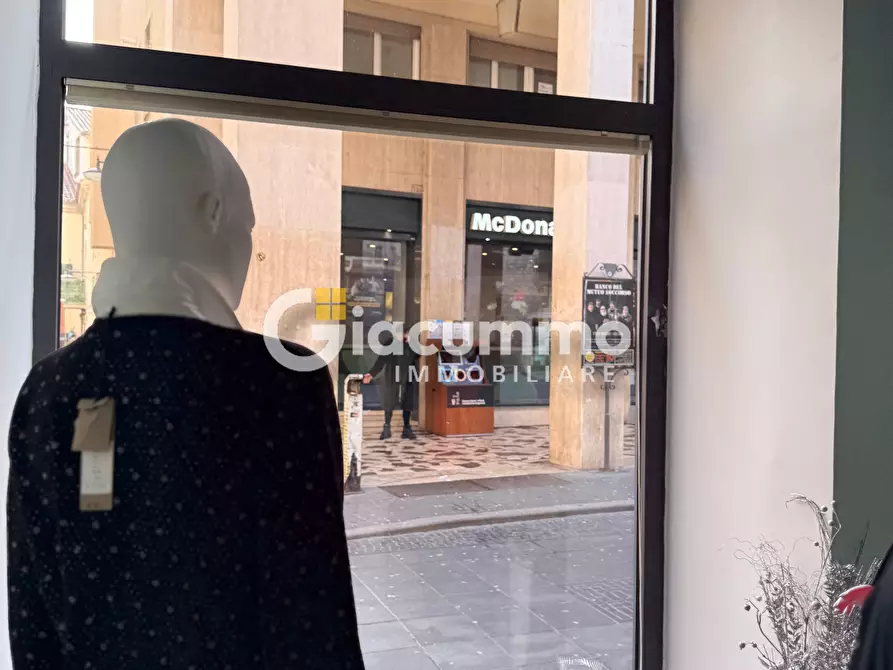 Immagine 14 di Locale commerciale in affitto  in Via Pretoria 117 a Potenza