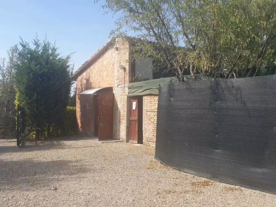 Immagine 3 di Garage in vendita  a Fornovo Di Taro