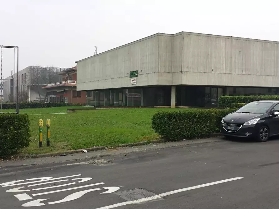 Immagine 2 di Attività artigianale in affitto  a Collecchio