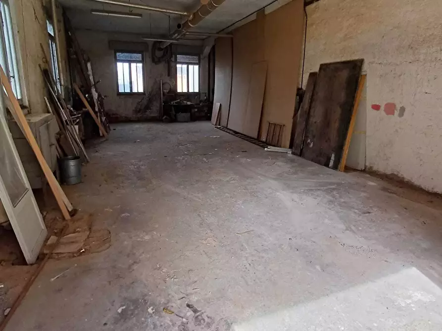 Immagine 10 di Locale commerciale in vendita  a Fornovo Di Taro