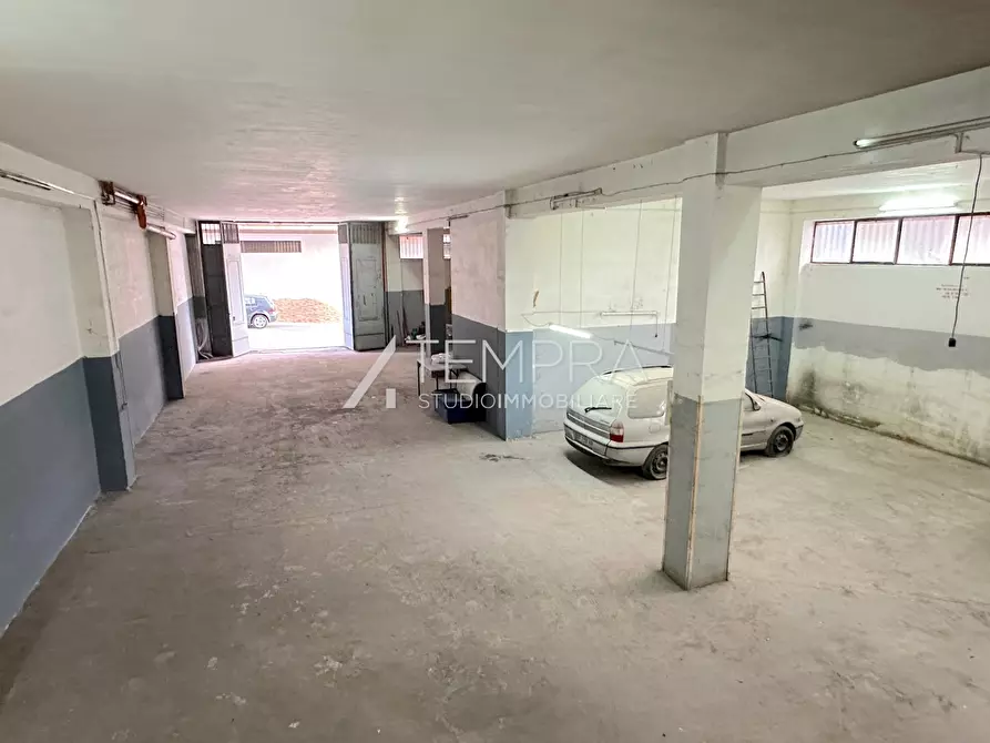 Immagine 13 di Attività artigianale in affitto  in Via dei Fiori a Biancavilla