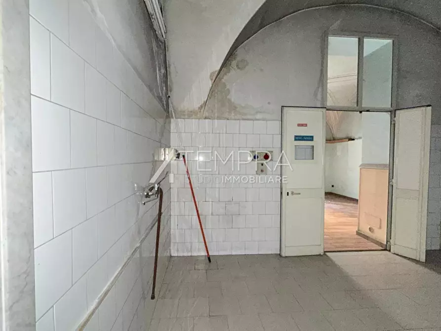 Immagine 12 di Locale commerciale in vendita  a Adrano