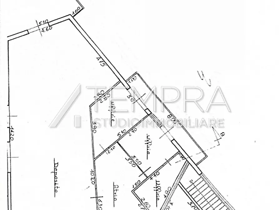 Immagine 14 di Locale commerciale in vendita  a Adrano