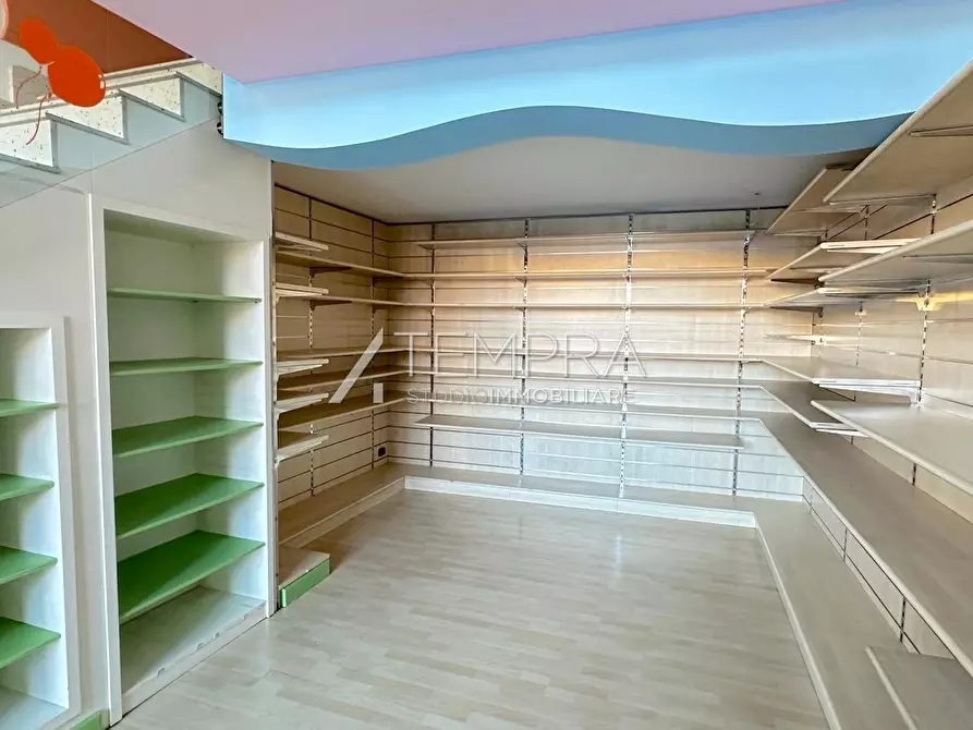 Immagine 5 di Locale commerciale in vendita  a Adrano