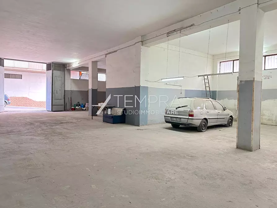 Immagine 10 di Attività artigianale in affitto  in Via dei Fiori a Biancavilla