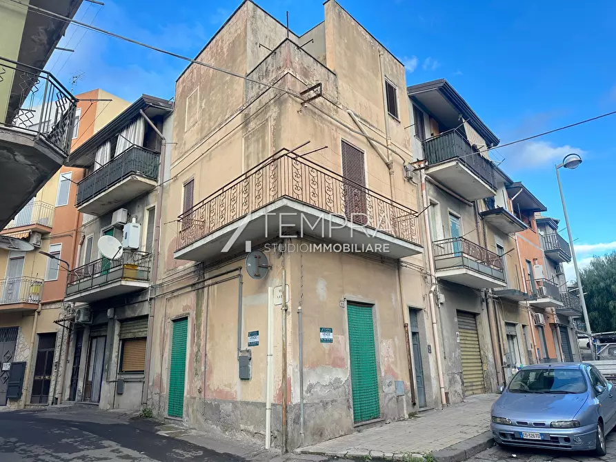 Immagine 1 di Casa indipendente in vendita  in Piazza Giuseppe di Vittorio a Adrano