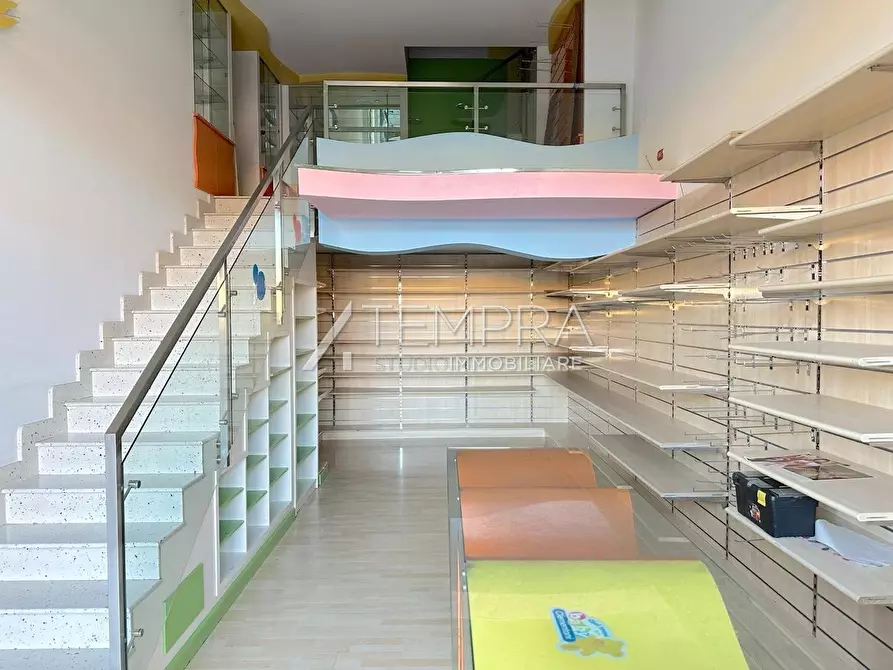 Immagine 4 di Locale commerciale in vendita  a Adrano