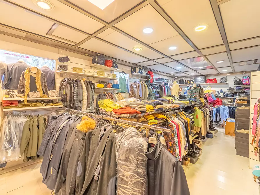 Immagine 26 di Attività commerciale in vendita  in Viale Liegi 49 a Roma