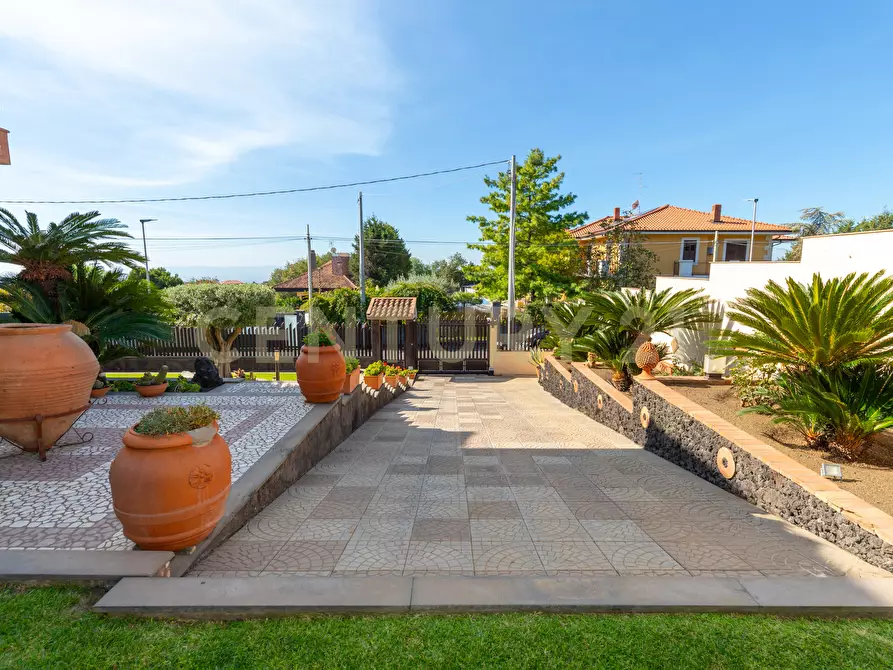 Immagine 50 di Villa in vendita  in Via Salemi 19 a Mascalucia