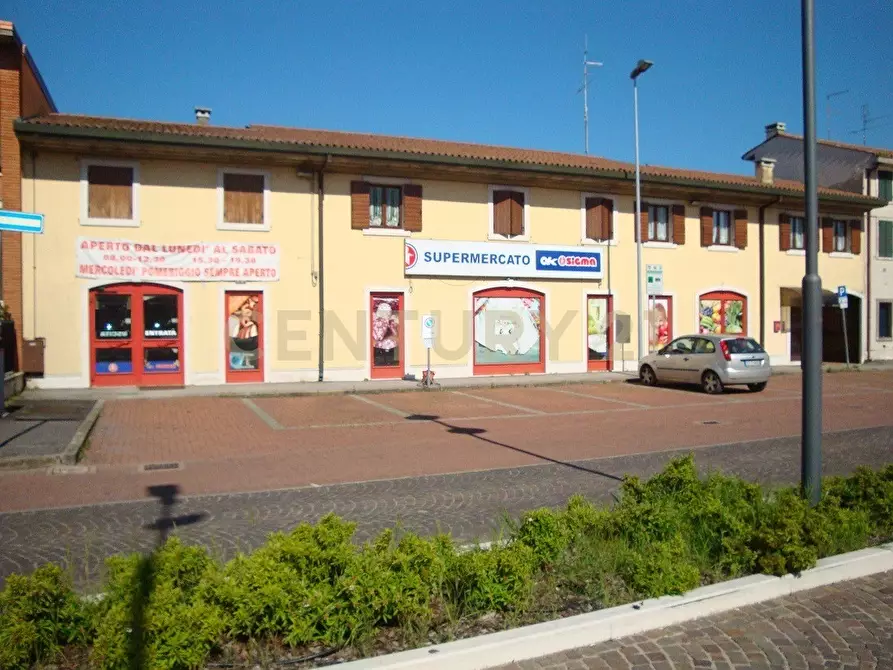 Immagine 4 di Locale commerciale in vendita  in Piazza Alcide De Gasperi 120 a San Giovanni Lupatoto