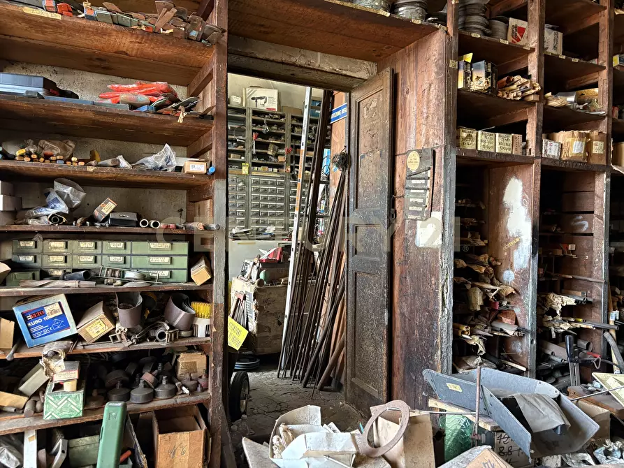 Immagine 30 di Locale commerciale in vendita  in Via 6 Aprile 59 a Catania