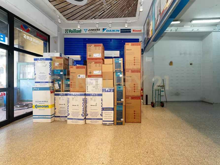 Immagine 4 di Locale commerciale in vendita  in Via Firenze 205 a Aci Castello