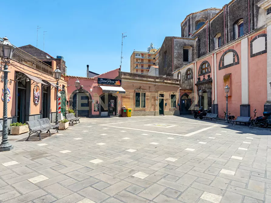 Immagine 39 di Locale commerciale in affitto  in Via Etnea 90 a Mascalucia