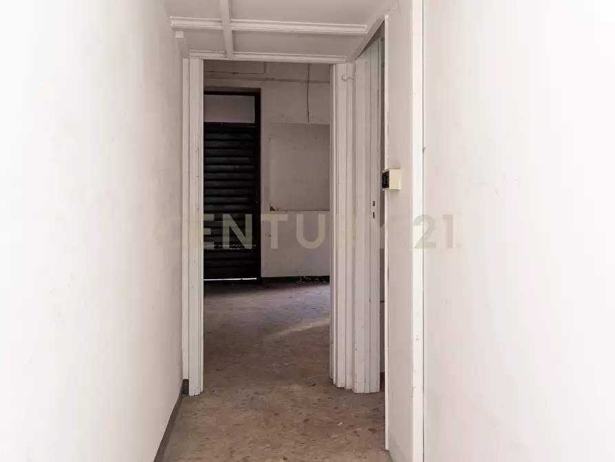 Immagine 29 di Locale commerciale in vendita  in Via Bronte 2 a Catania
