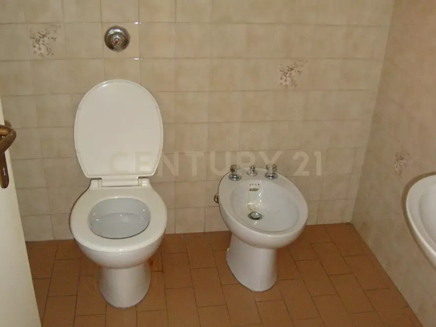 Immagine 15 di Locale commerciale in vendita  in Piazza Alcide De Gasperi 120 a San Giovanni Lupatoto