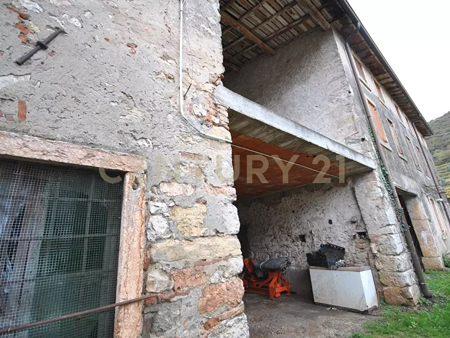 Immagine 5 di Rustico / casale in vendita  in Via Squaranto 6 a Verona