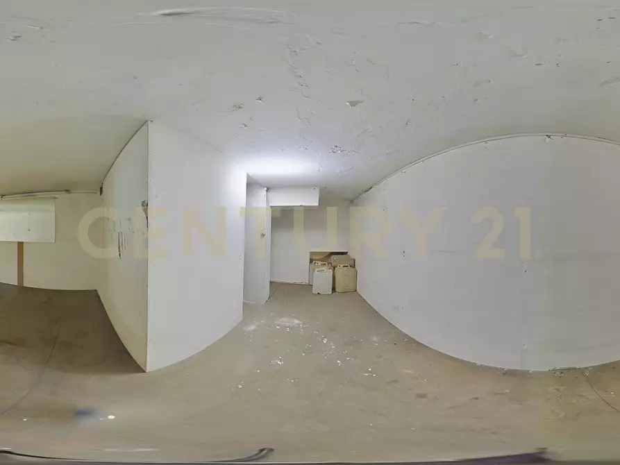 Immagine 30 di Locale commerciale in vendita  in Via Bronte 2 a Catania