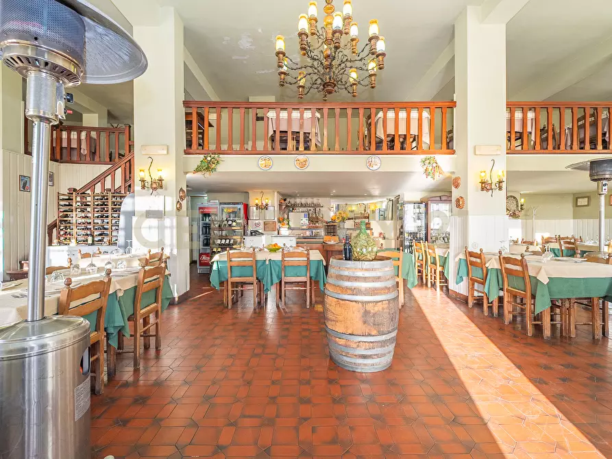 Immagine 30 di Locale commerciale in vendita  in Via Nemorense 17 a Nemi