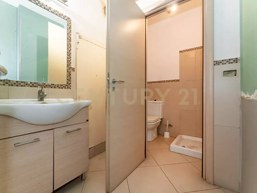 Immagine 69 di Locale commerciale in affitto  in viale Regina Margherita 19 a Catania