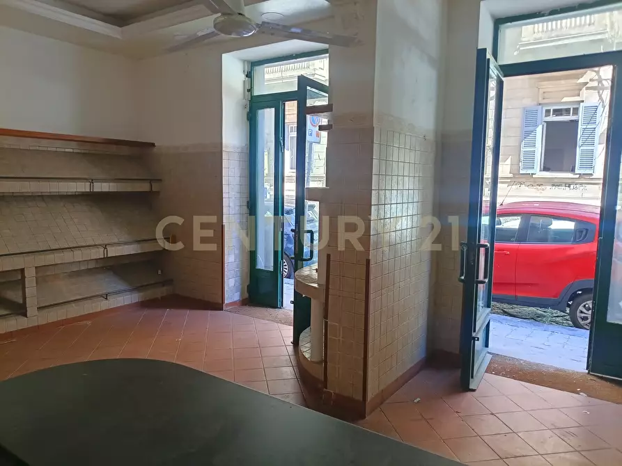 Immagine 11 di Locale commerciale in vendita  in Via Umberto I 290a a Catania