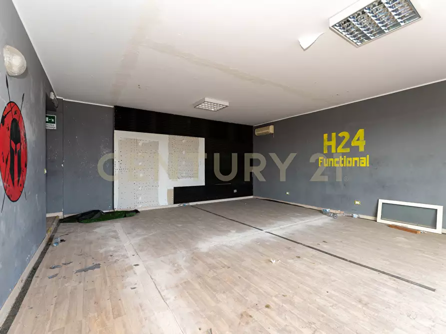 Immagine 54 di Showroom in vendita  in Via delle Scuole 1 a Aci Castello