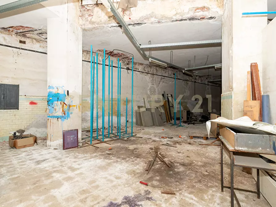 Immagine 45 di Locale commerciale in vendita  in Viale Mario Rapisardi 186 a Catania