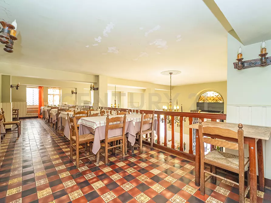 Immagine 17 di Locale commerciale in vendita  in Via Nemorense 17 a Nemi