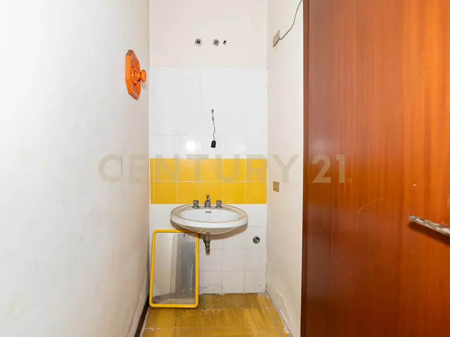 Immagine 13 di Locale commerciale in vendita  in Via Tripoli 185 a Aci Castello