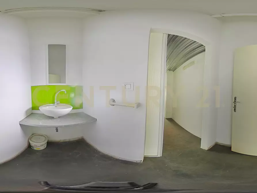 Immagine 30 di Locale commerciale in affitto  in Via Francesco Riso 72/C a Catania