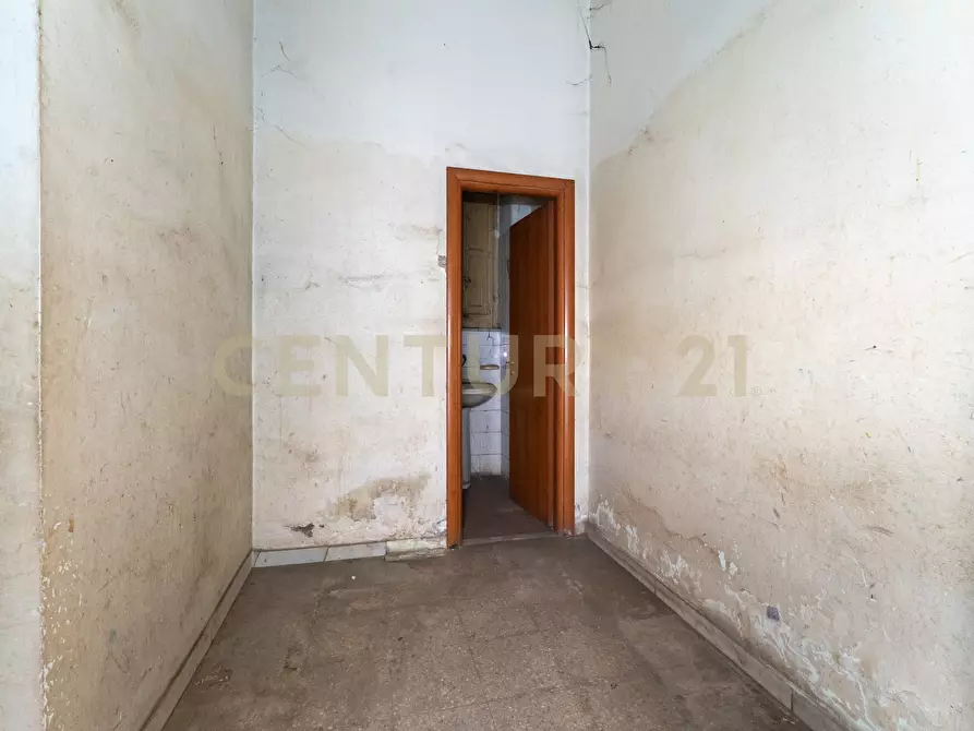 Immagine 13 di Locale commerciale in vendita  in Via del Bosco 107 a Catania