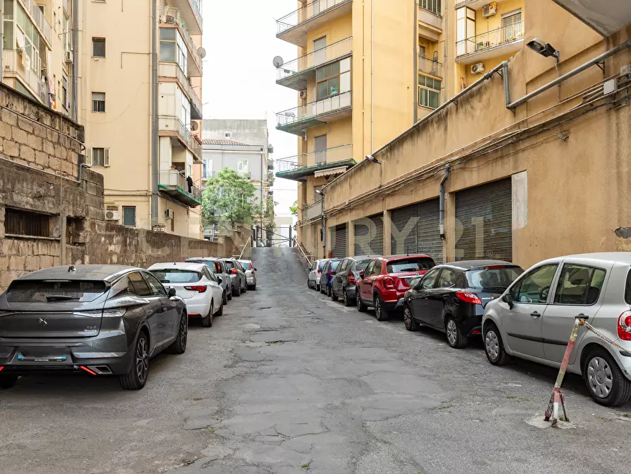 Immagine 3 di Locale commerciale in vendita  in Viale Mario Rapisardi 186 a Catania