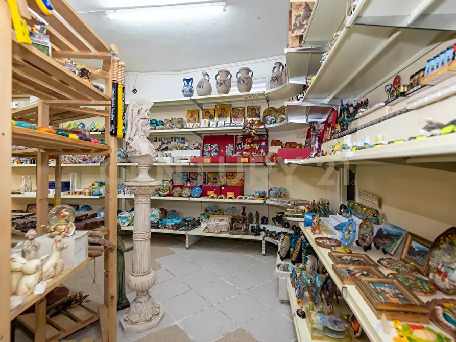 Immagine 10 di Locale commerciale in vendita  in Via Antonio Gramsci 3434 a Fiumefreddo Di Sicilia