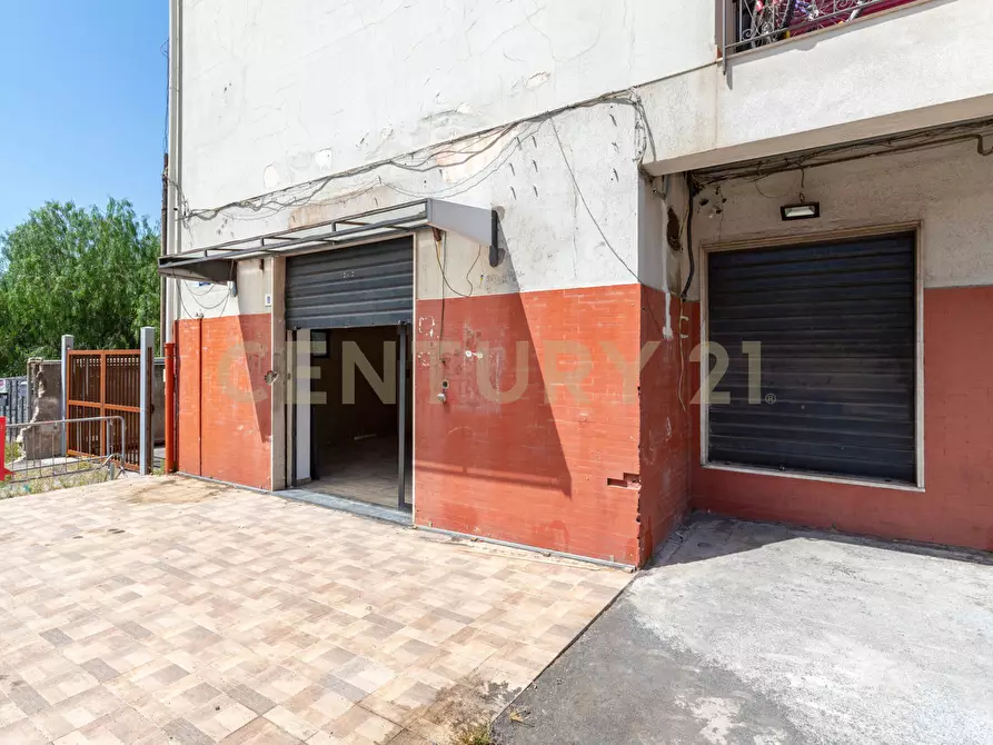 Immagine 1 di Locale commerciale in vendita  in Via Tiziano 10 a Gravina Di Catania