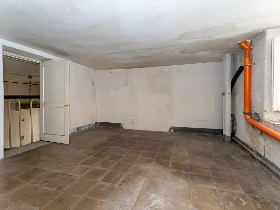 Immagine 36 di Pentalocale in vendita  in Via Milano 60 a Catania