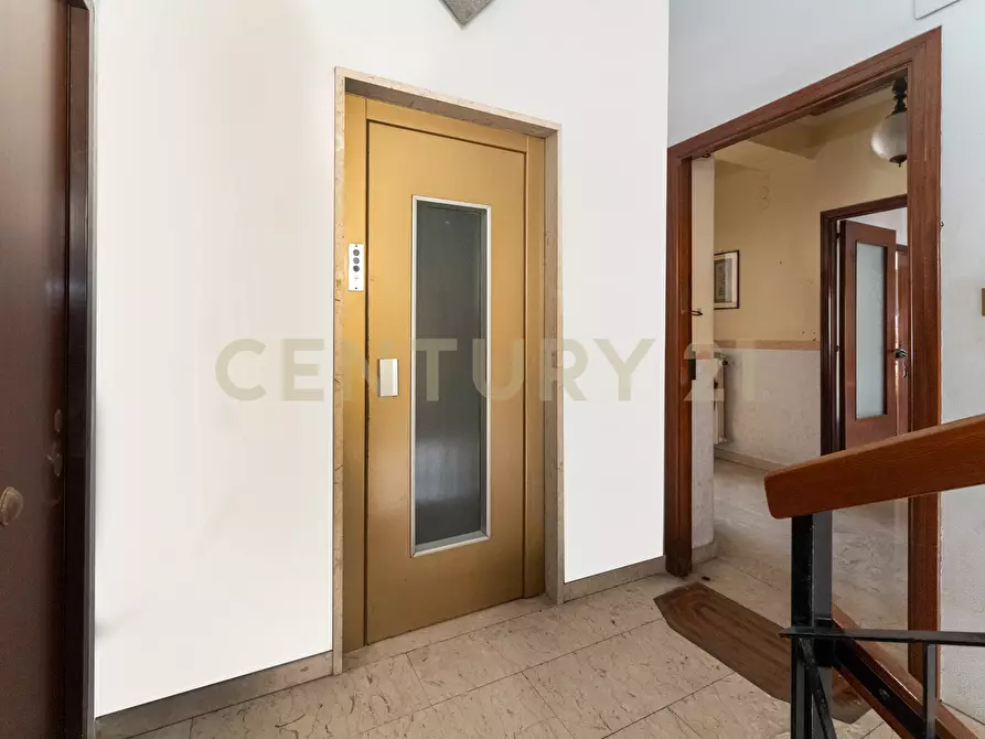 Immagine 11 di Pentalocale in vendita  in Via Fratelli Bandiera 13 a Gravina Di Catania