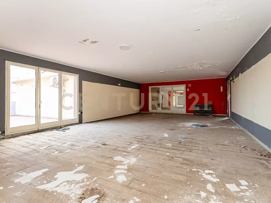 Immagine 28 di Showroom in vendita  in Via delle Scuole 1 a Aci Castello