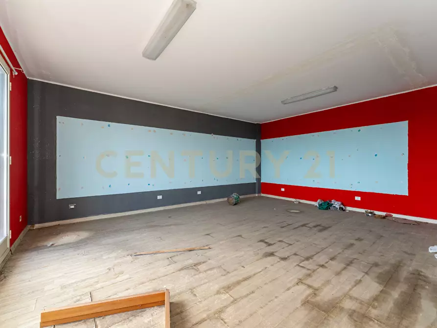 Immagine 46 di Showroom in vendita  in Via delle Scuole 1 a Aci Castello