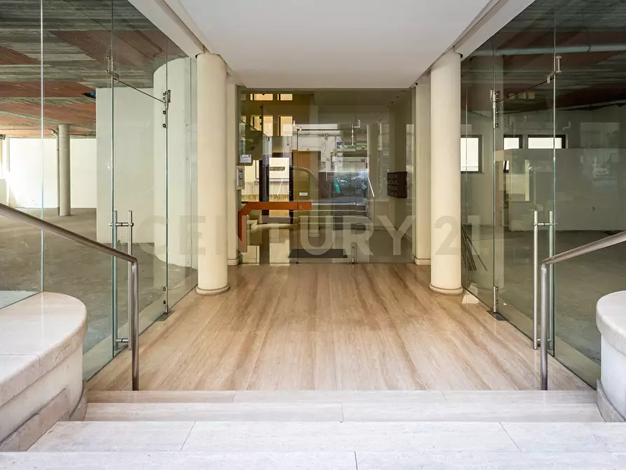 Immagine 35 di Locale commerciale in vendita  in Via Milano 85 a Catania