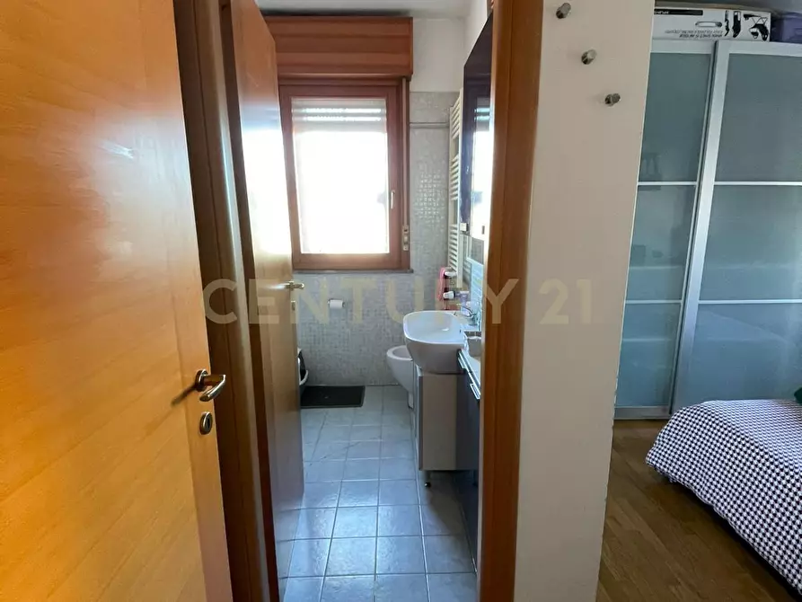 Immagine 8 di Bilocale in affitto  in via Giuseppe De Santis 3 a Roma