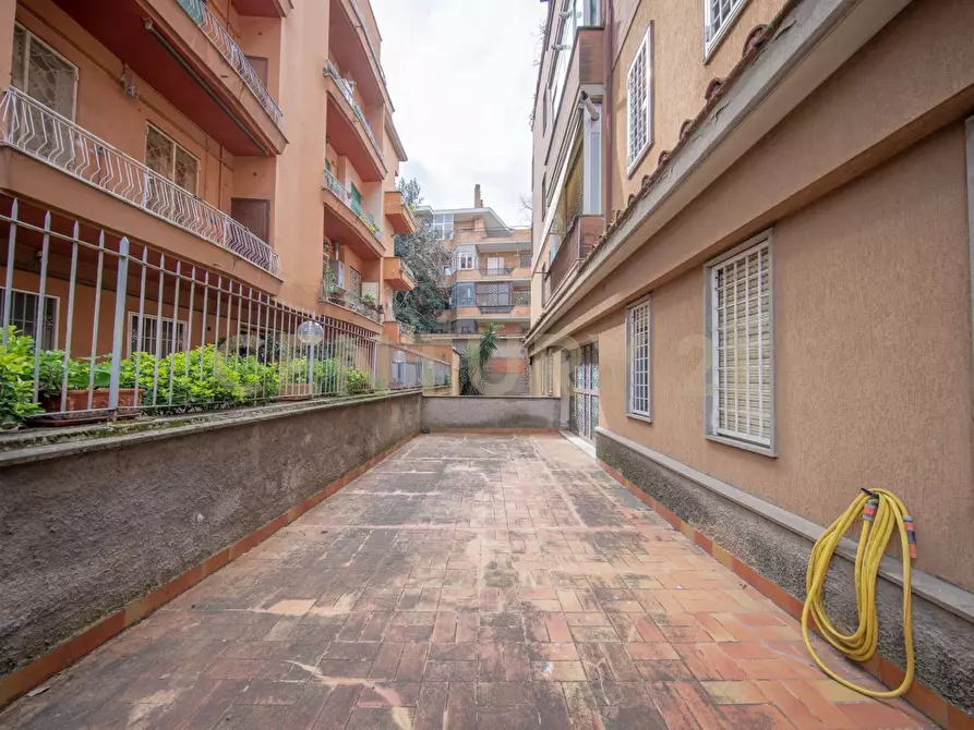 Immagine 30 di Bilocale in vendita  in Via Aurelia 301 a Roma