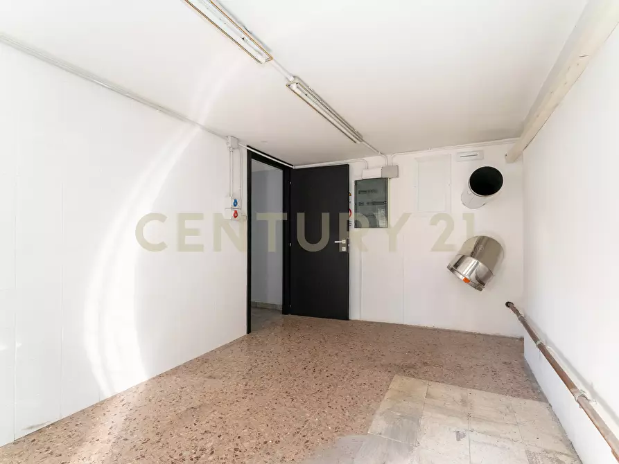 Immagine 30 di Locale commerciale in vendita  in Via Mario Sangiorgi 56 a Catania