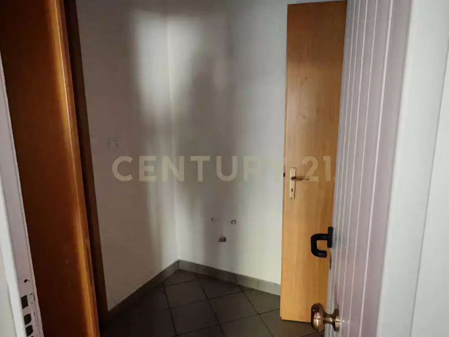 Immagine 15 di Locale commerciale in vendita  in Via Guglielmo Marconi 40 a Gravina Di Catania