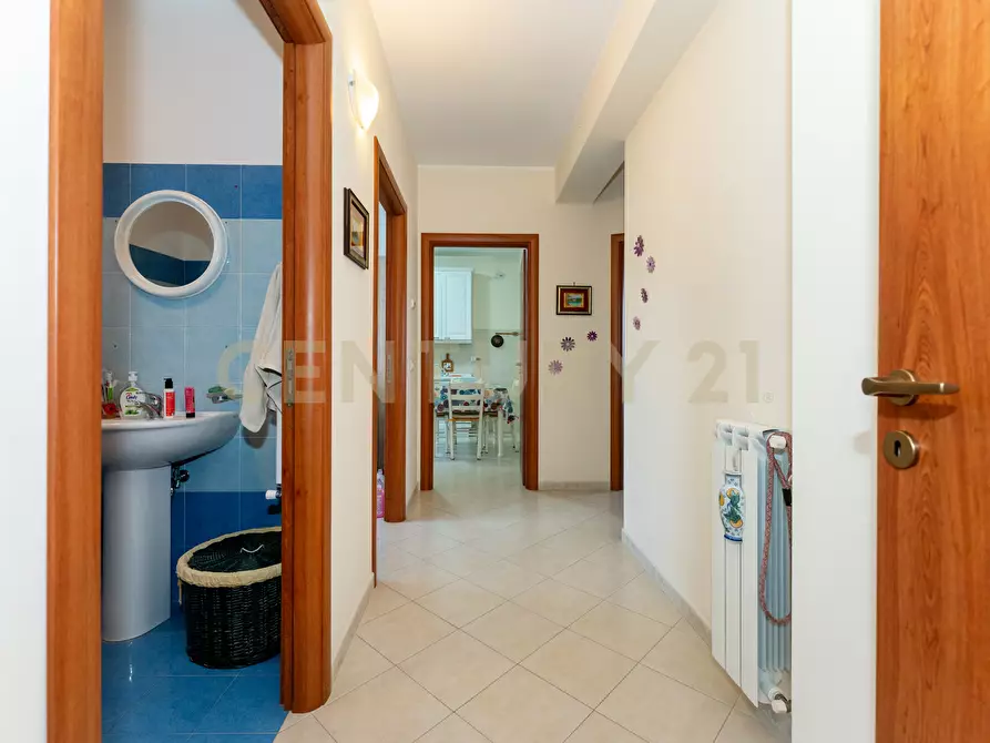 Immagine 30 di Trilocale in vendita  in Via Teocrito 10 a Aci Catena