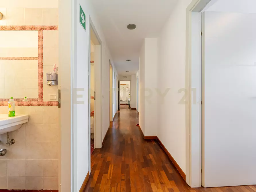 Immagine 58 di Pentalocale in vendita  in Corso Sicilia 64 a Catania