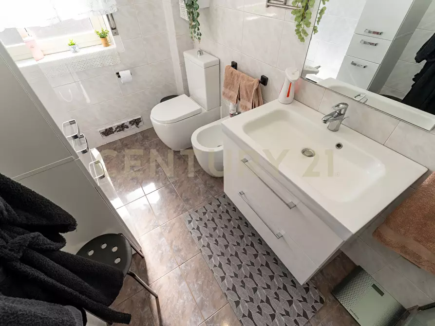 Immagine 34 di Quadrilocale in vendita  in Via Jacopo Vignerio 5 a Catania